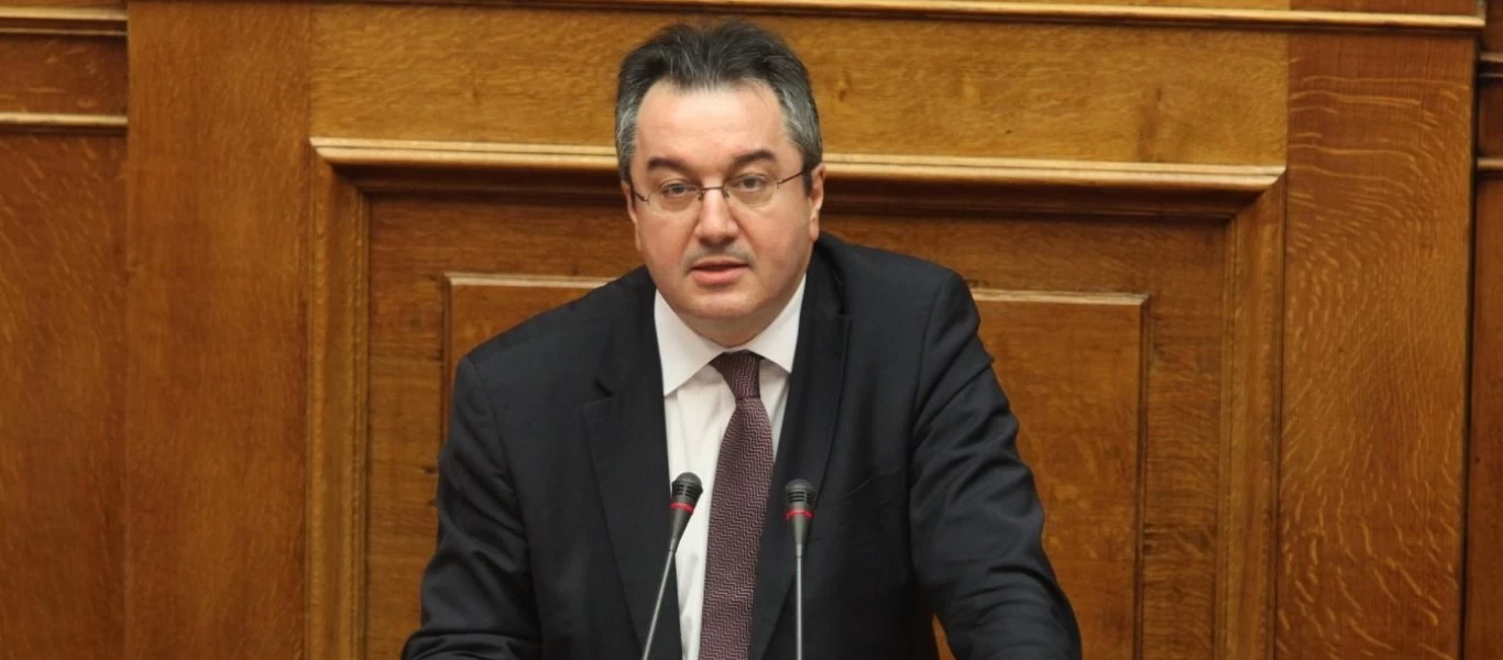 Ηλίας Μόσιαλος: Τι αναφέρει για την πρώτη περίπτωση επαναμόλυνσης από τον κορωνοϊό